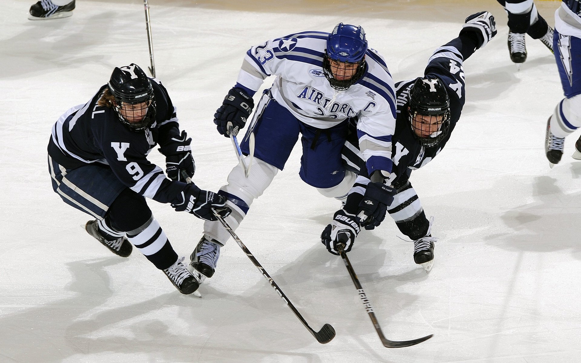 Leyu Sport登录入口-墨西哥球员脚底打滑摔出界，被判越位？，墨西哥队员